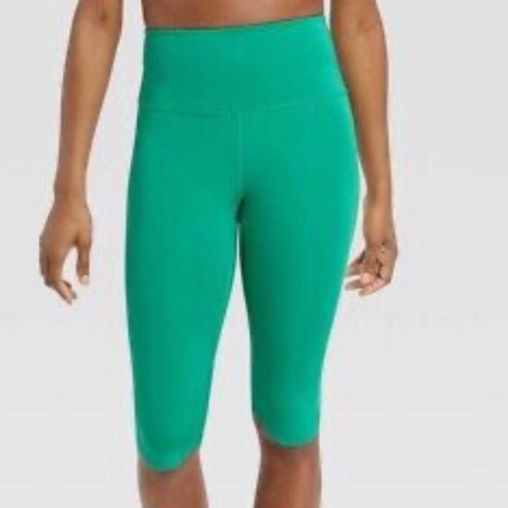 Women's All in Motion Sculpt Ultra High-Rise  Capri Leggings       NWT